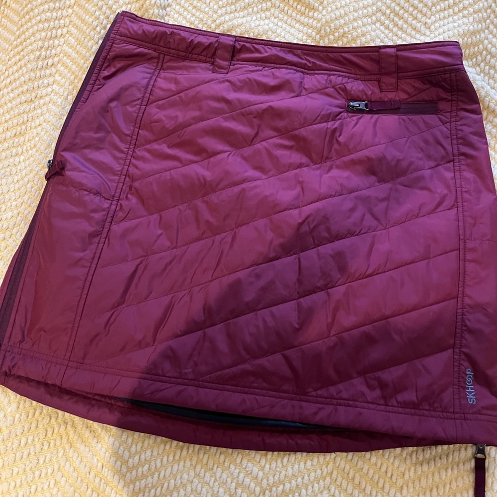Maroon quilted skirt. Full zipper entry